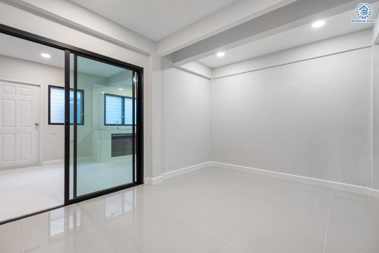 บ้านมือสองตกแต่งใหม่ ม.ปั้นทอง3 ลาดปลาเค้า76 เนื้อที่ 41.3 ตร.ว. ฟังก์ชัน 3 ห้องนอน 2 ห้องน้ำ 1 ห้องอเนกประสงค์ จอดรถได้ 2 คัน สภาพแวดล้อมเยี่ยม เชื่อมต่อ ถ.ประเสริฐมนูกิจ, ถ.เกษตร-นวมินทร์ ใกล้ ม.เกษตร, รถไฟฟ้าสายสีเขียว "สถานีเสนานิคม" และทางด่วน "ฉลองรัช"